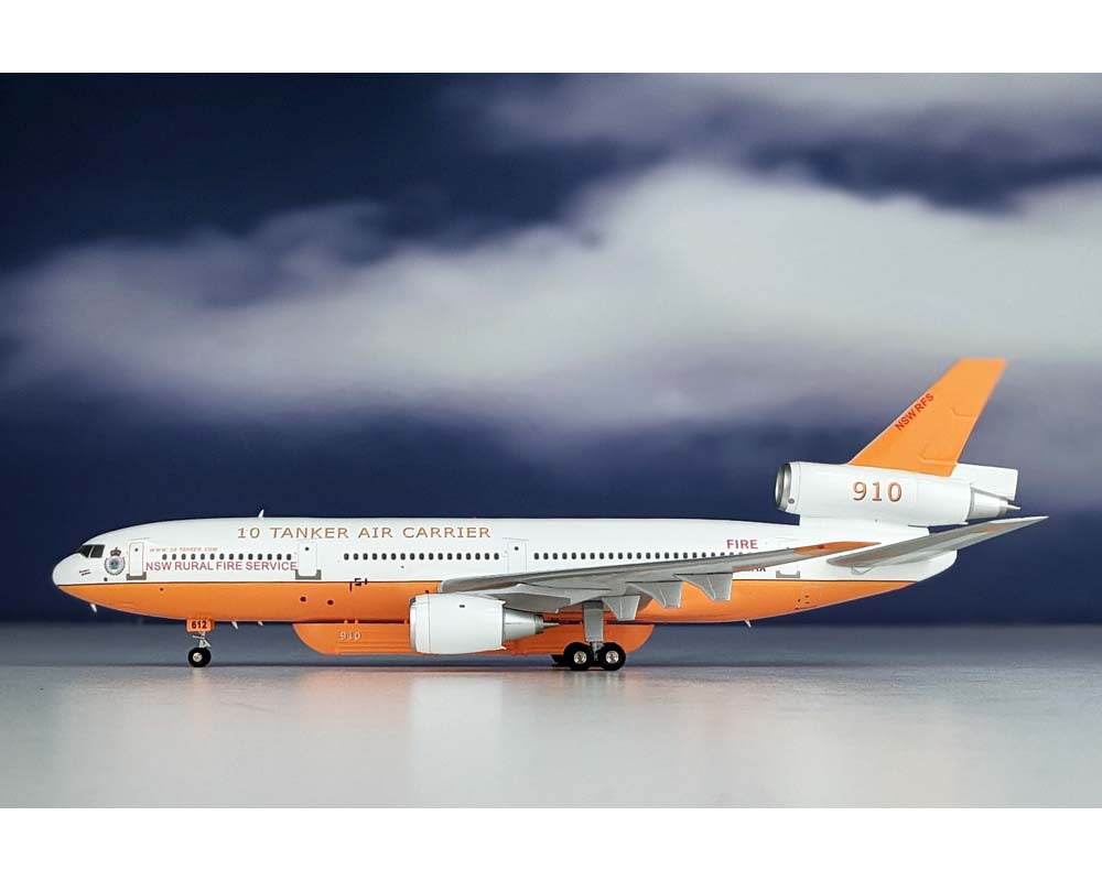 10 Tanker Air Carrier #910 DC-10-30 w/stand N612AX 1:200 Scale Inflight  IFDC10AT0320