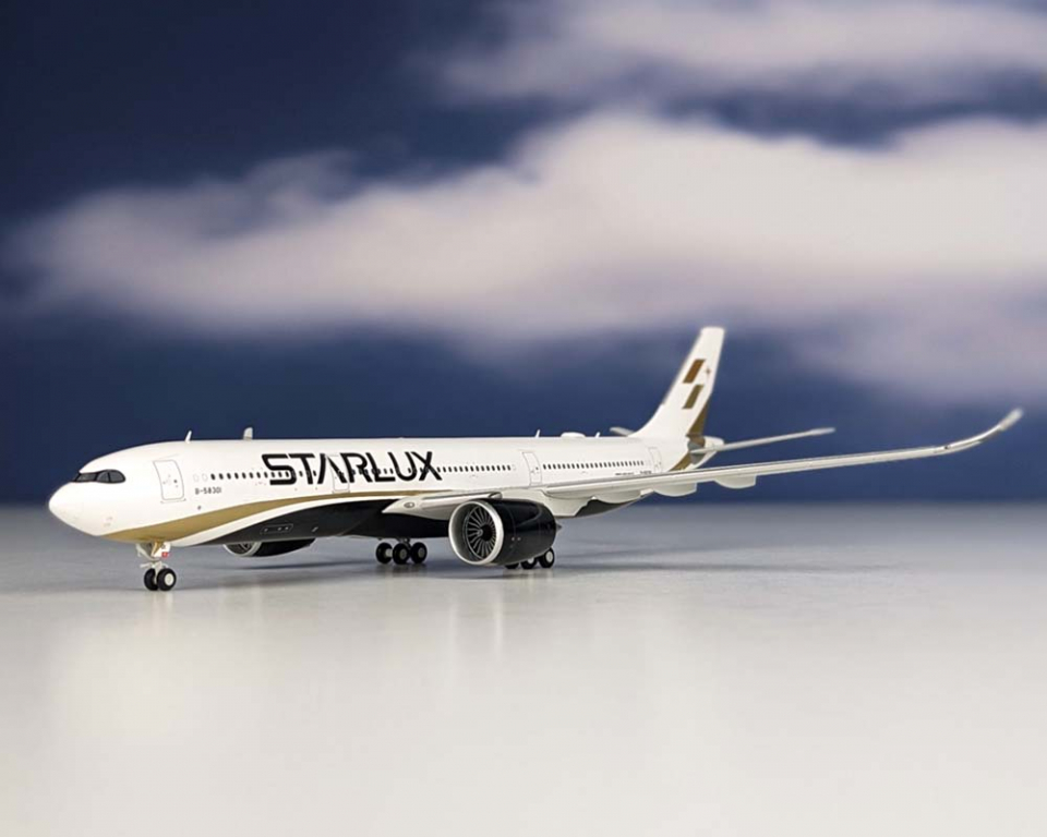 Starlux Airlines Airbus A330-900neo B-58301 1:200 Scale JC Wings EW2339001