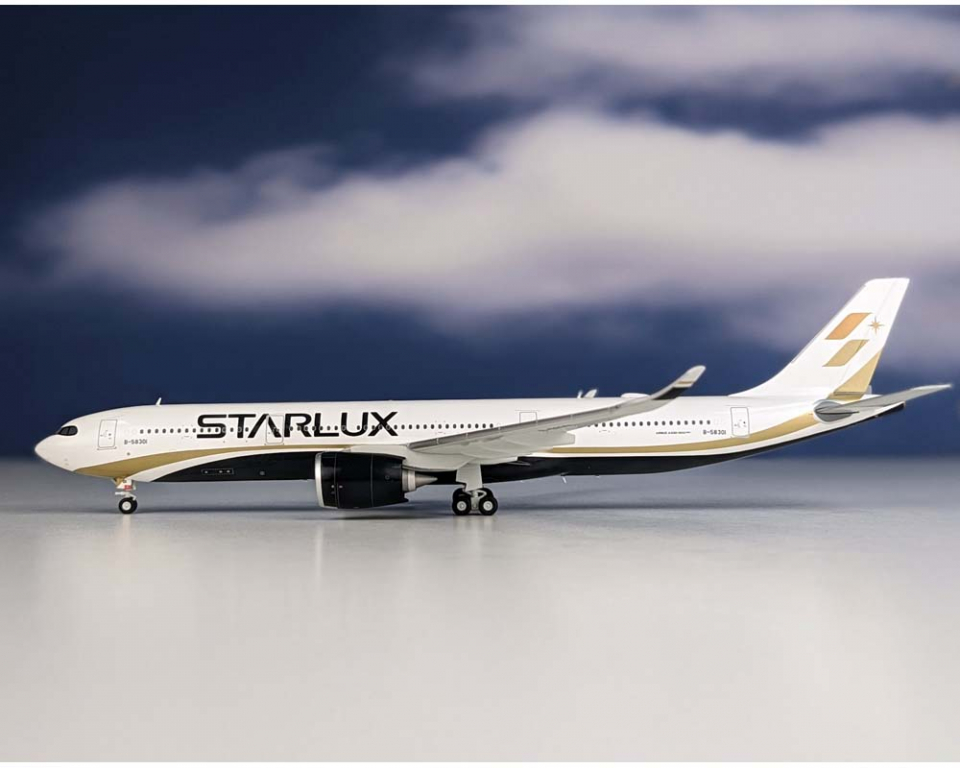 Starlux Airlines Airbus A330-900neo B-58301 1:200 Scale JC Wings EW2339001