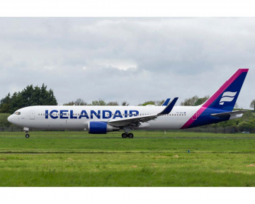 Icelandair Magenta B767-300ER TF-ISO 1:400 Scale Phoenix PH11911