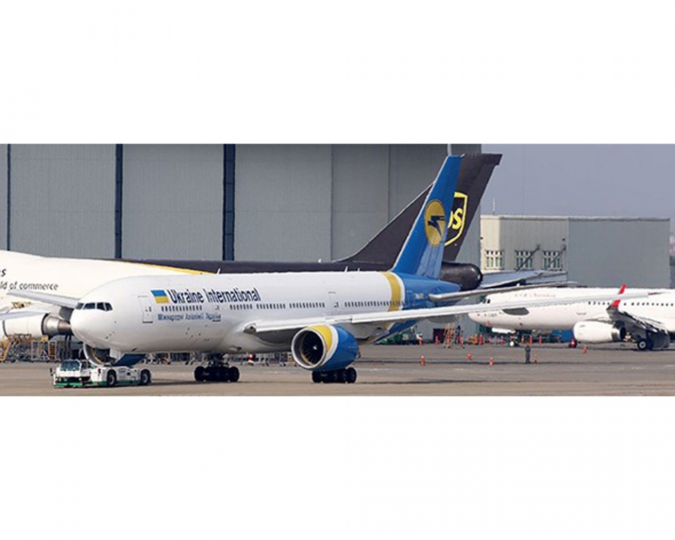 Ukraine International Airlines B777-200ER w/stand UR-GOA 1:200 JC Wings  LH2AUI120